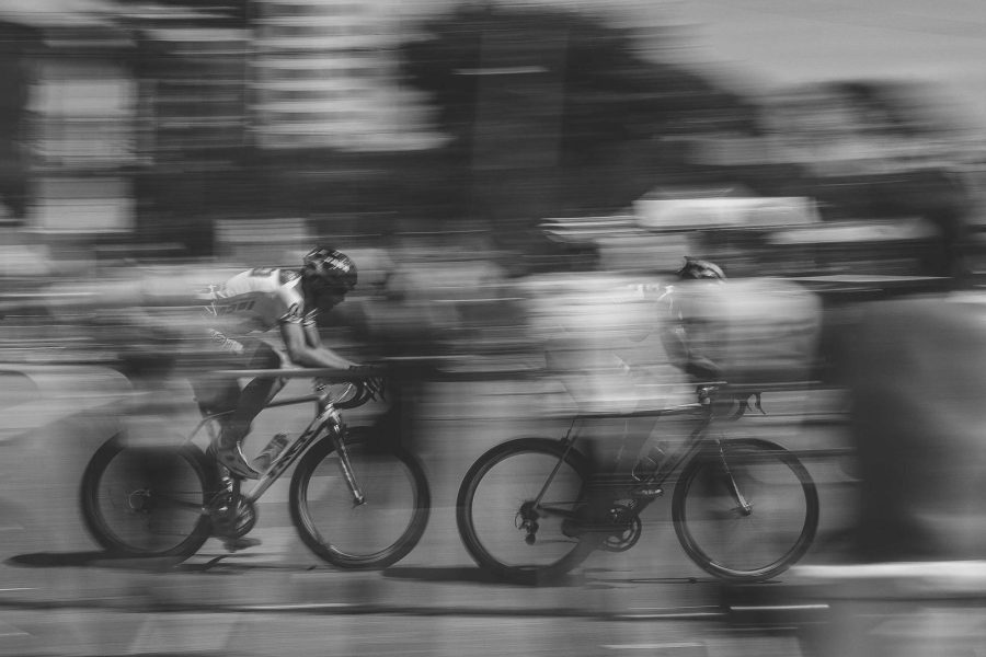Fietsers in beweging, zwart-wit