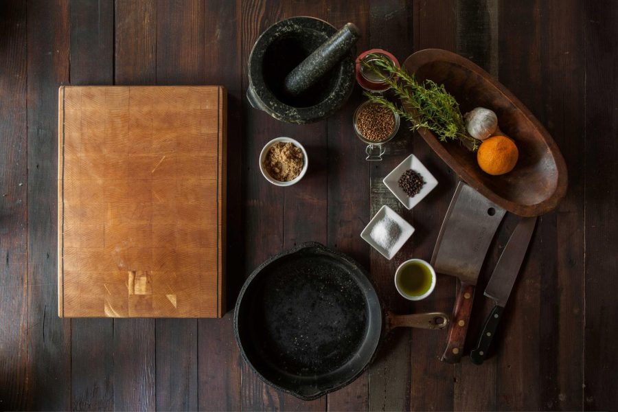 Kruiden en potten op een houten werkblad