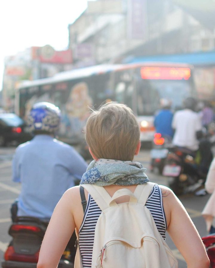 Drukte op straat met bussen en voetgangers
