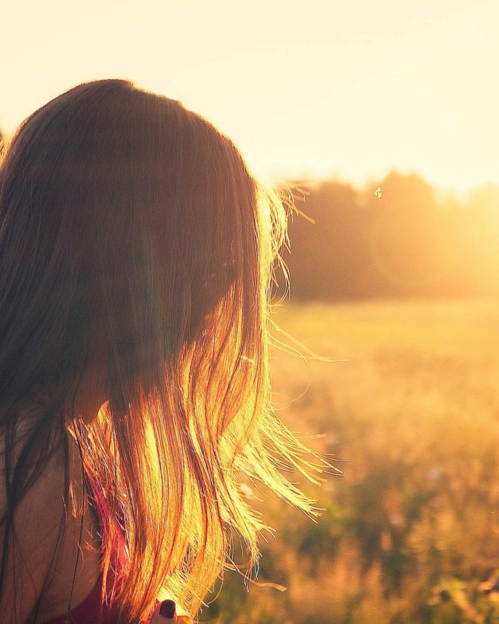 Vrouw met lang haar in tegenlicht