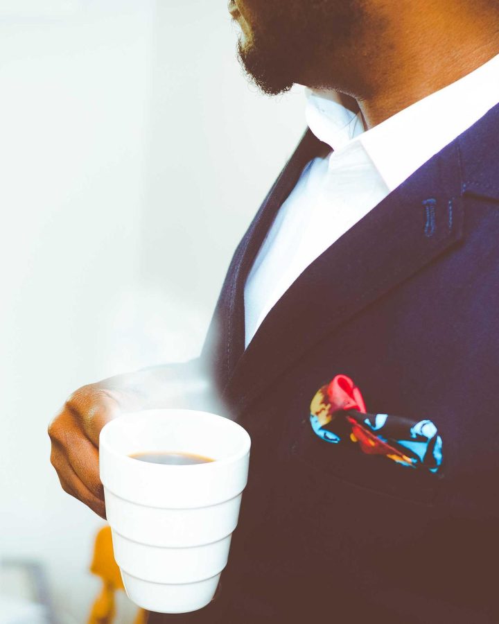 Man met kop koffie in de hand