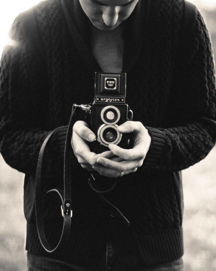 Fotograaf met analoge camera in zwart-wit