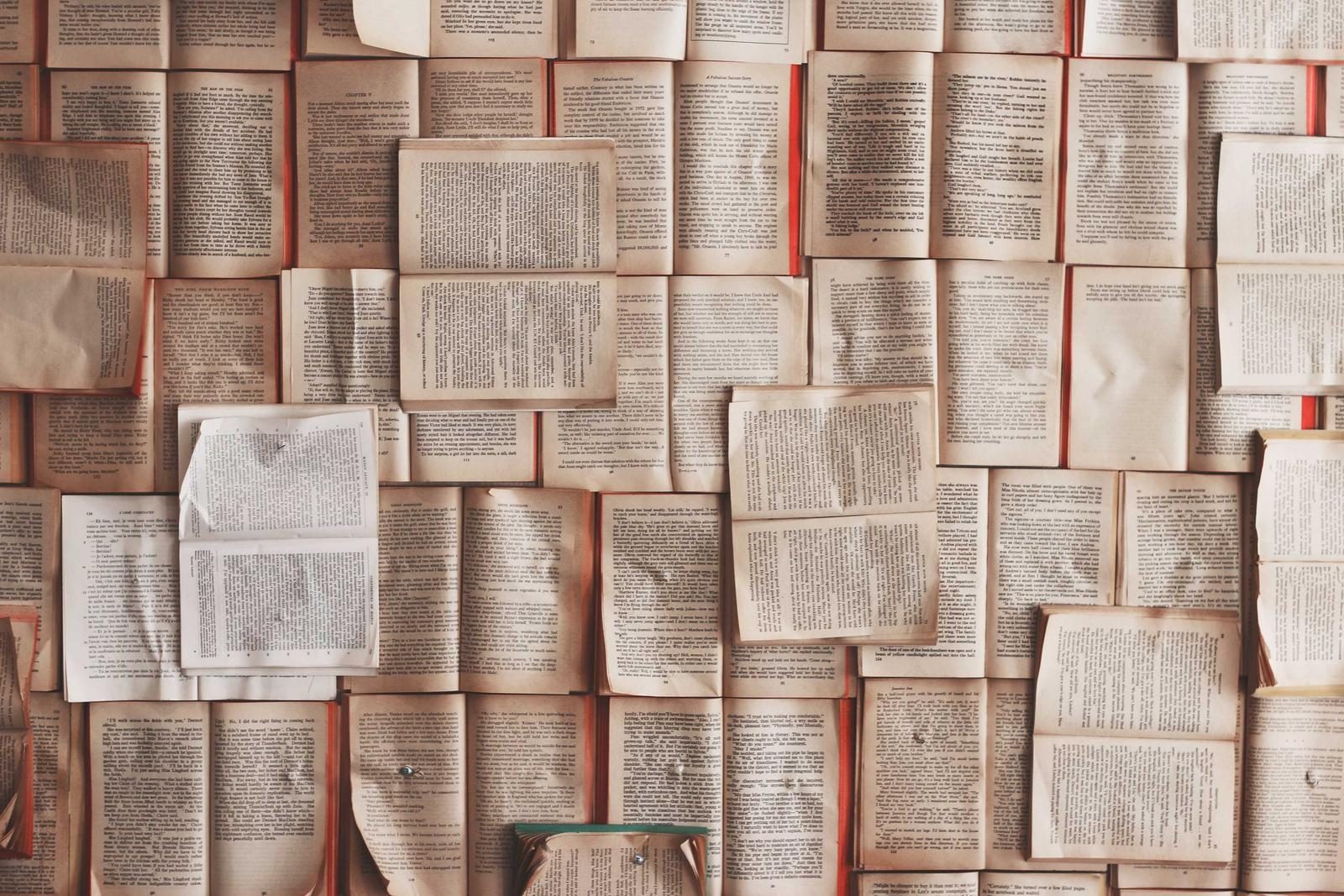 Muur van opengeslagen kranten en papier