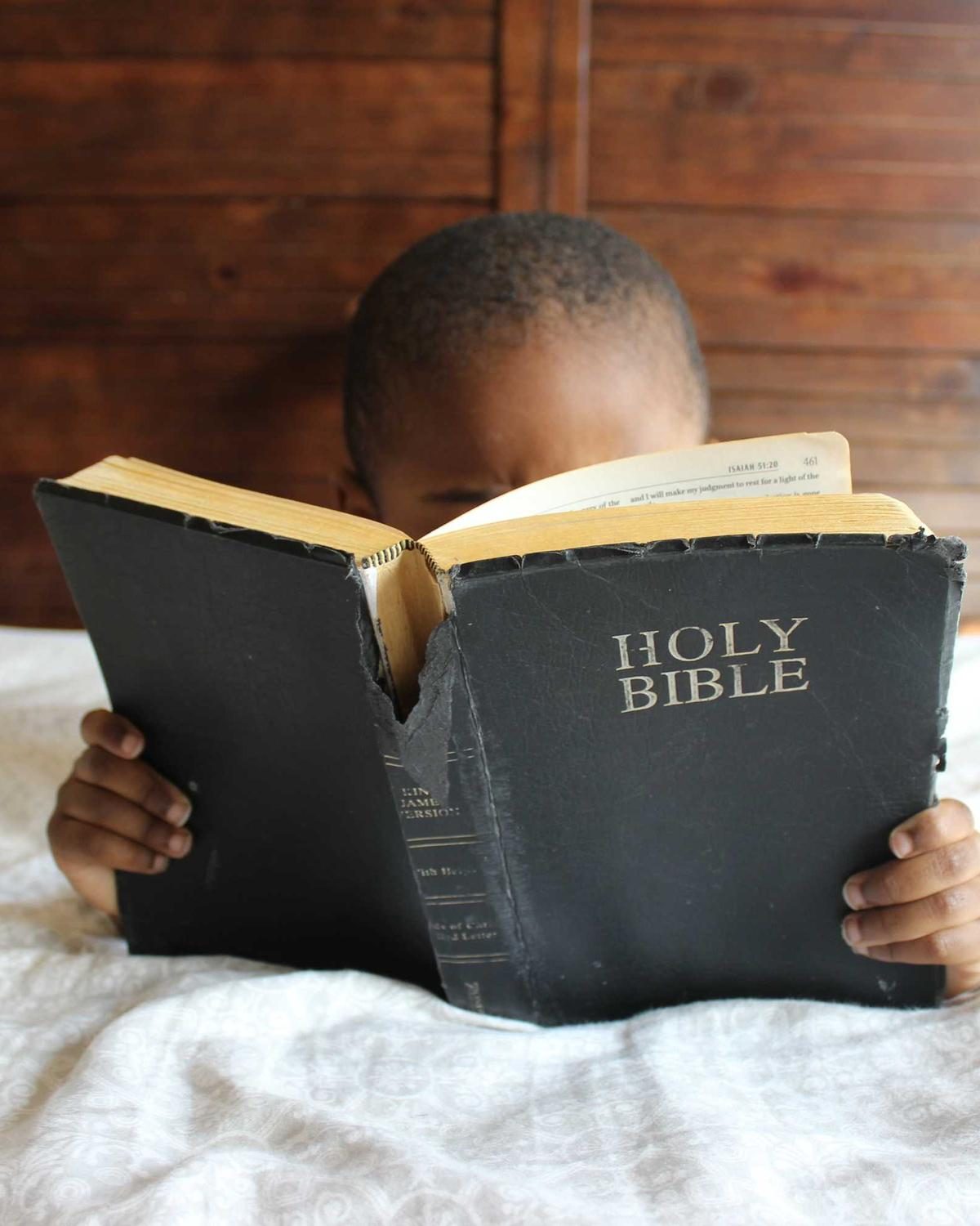 Iemand leest een boek